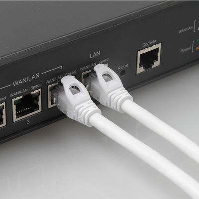 La correction blanche d'UTP Cat6 attachent 24AWG 7/0.2 la veste de PVC LSZH avec le connecteur RJ45